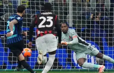 Milan musi zaryzykować przeciwko rozpędzonemu Interowi